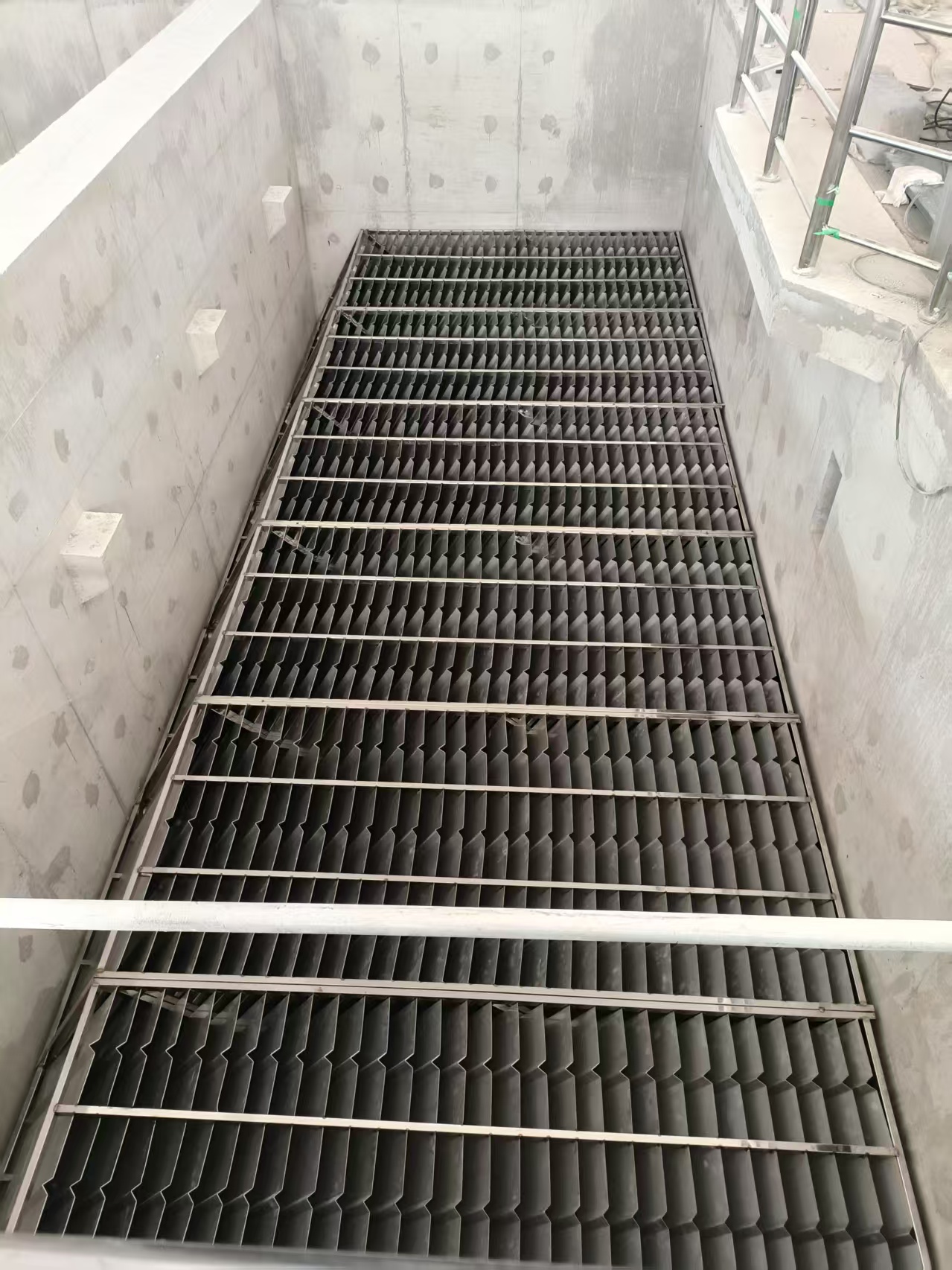 側向流牽拉式斜板