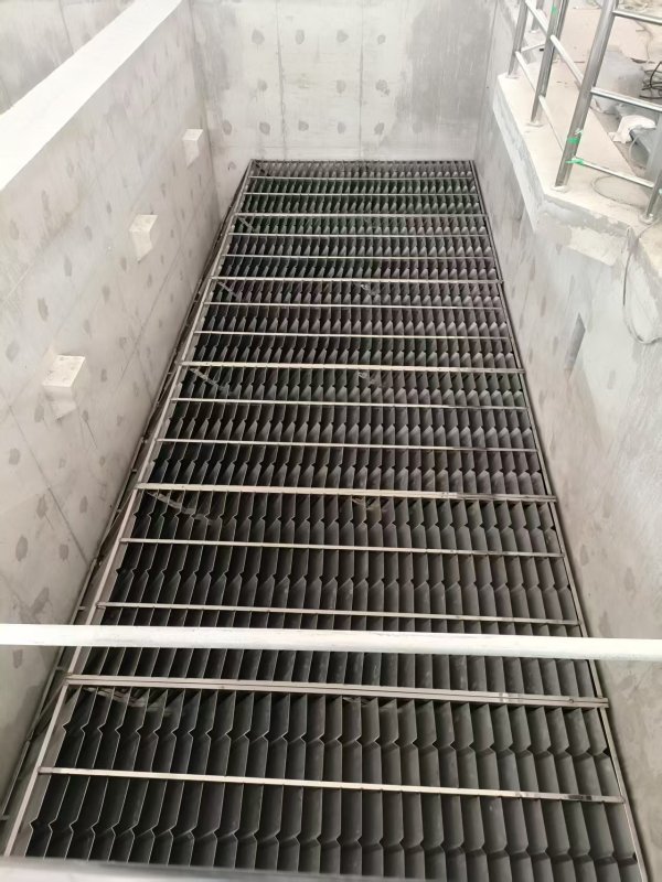 側向流牽拉式斜板