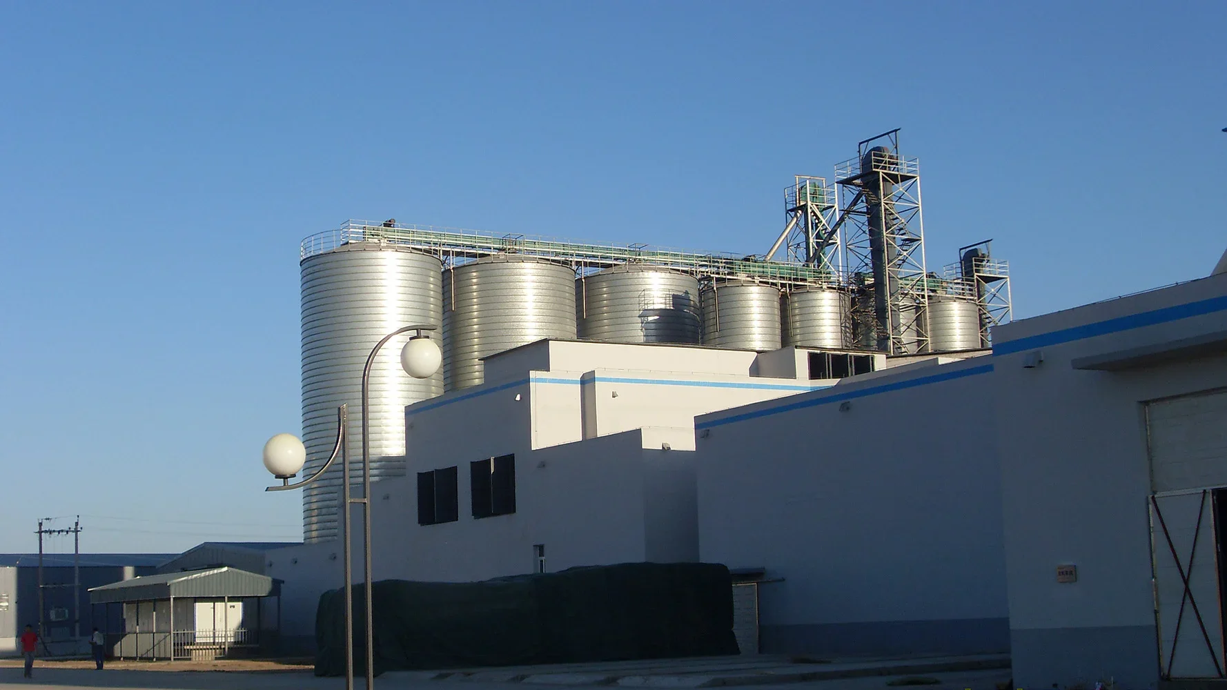 Rice steel silo
9c0ef8fe85a94a19456722d931e12f08