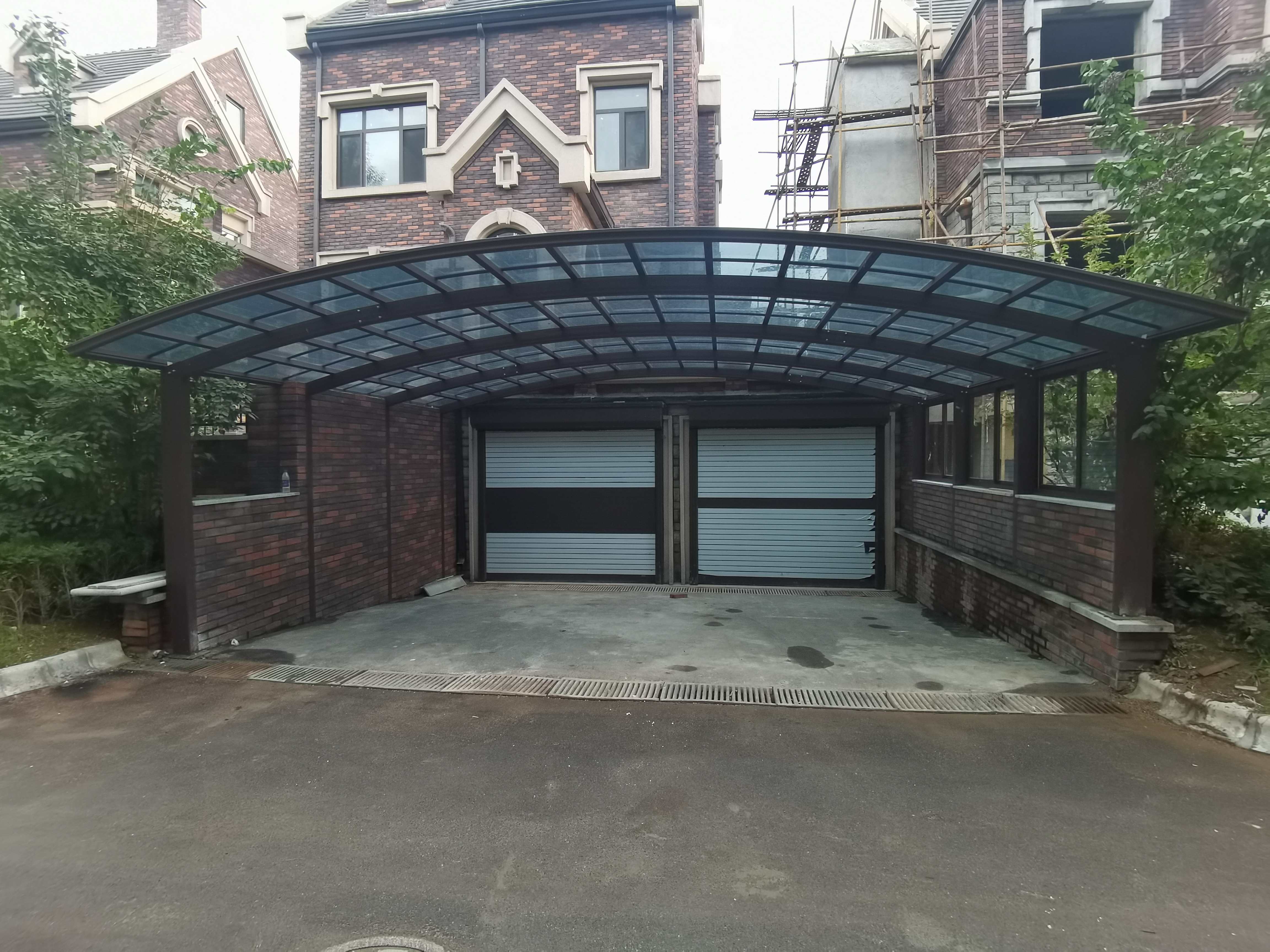 庭院、別墅、商業(yè)區(qū)：鋁合金車棚的百搭美學(xué)