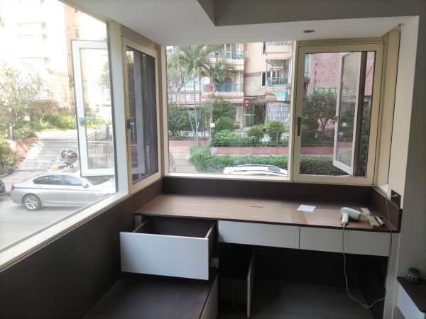 陽臺(tái)奶白色風(fēng)格斷橋平開窗