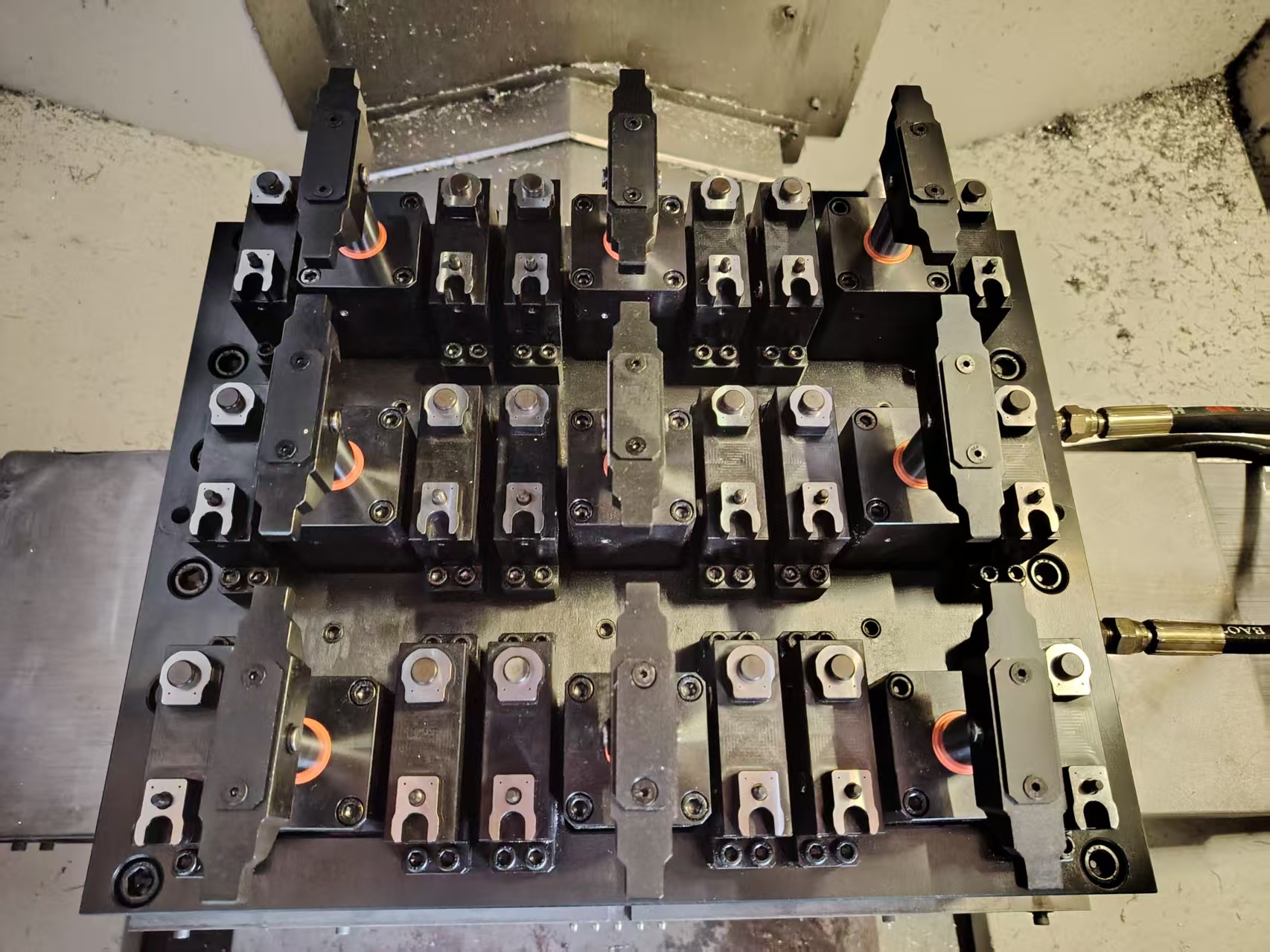 非標(biāo)夾具：精密制造的關(guān)鍵支撐