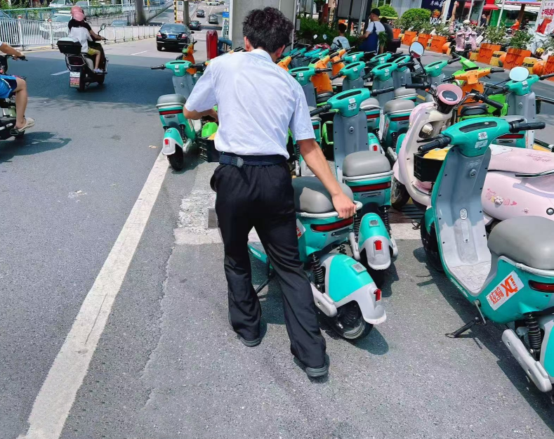門戶秩序的“白衫”守護者——廣東華創保安服務的夏日擔當