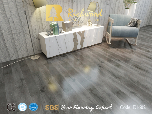 西藏拉米雅致木質強化地板裝潢,木質強化地板