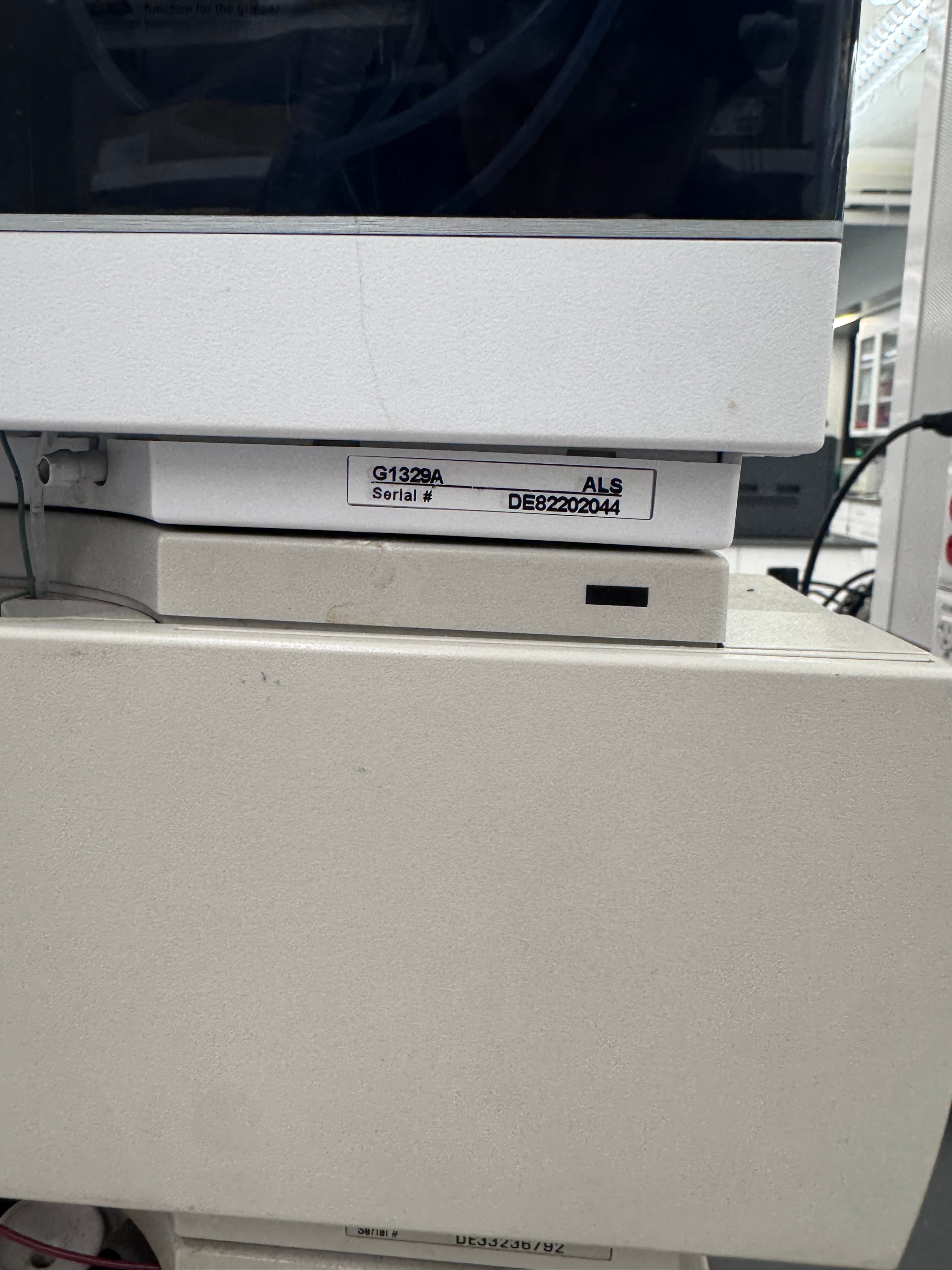 安捷伦 Agilent 1100 高效液相色谱系统包含：脱气机、四元泵、自动进样器、柱温箱、二极管阵列检测器、计算机及软件