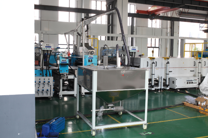 鹽城新能源多功能過濾用撒碳噴涂復(fù)合機(jī) 服務(wù)為先 廣東恒輝隆機(jī)械供應(yīng)