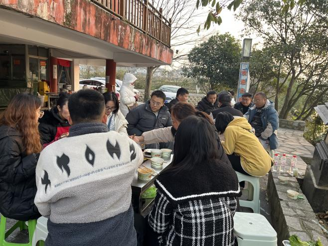 党建带群建 凝聚发展合力