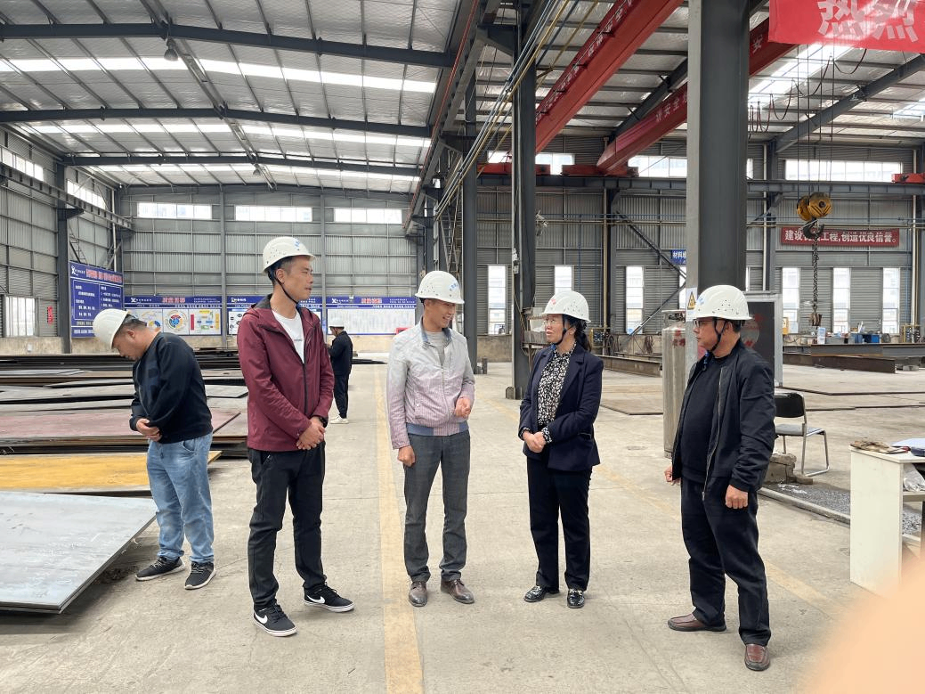 黔南州总工会副主席莫利红一行深入企业走访调研