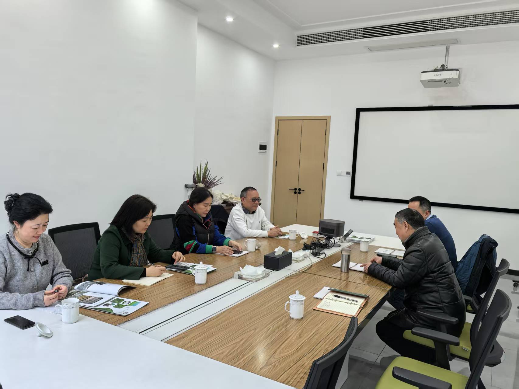 商會(huì)蒞臨南充企業(yè)走訪(fǎng)交流，現(xiàn)場(chǎng)為新晉副會(huì)長(zhǎng)單位授牌