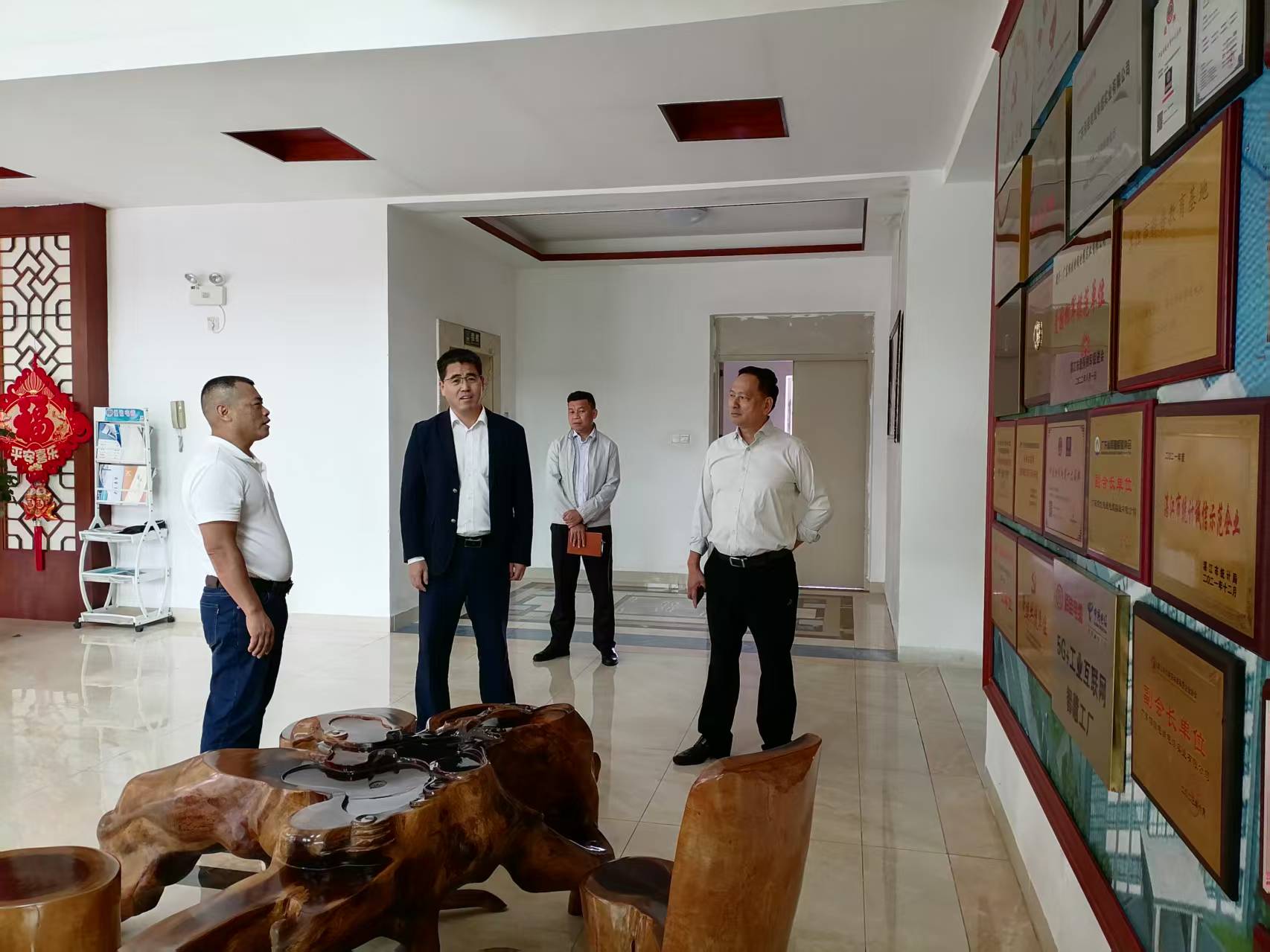 『amg·新葡萄88833(macau)股份有限公司电缆』赤坎区区长李平军率队到amg·新葡萄88833(macau)股份有限公司电缆公司调研工作