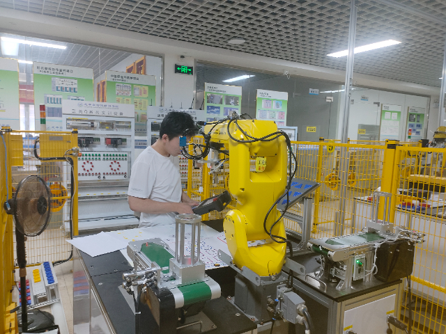 汕尾自動化培訓(xùn)工業(yè)機器人培訓(xùn)機構(gòu)哪家好 真誠推薦 龍豐自動化培訓(xùn)學(xué)校供應(yīng)