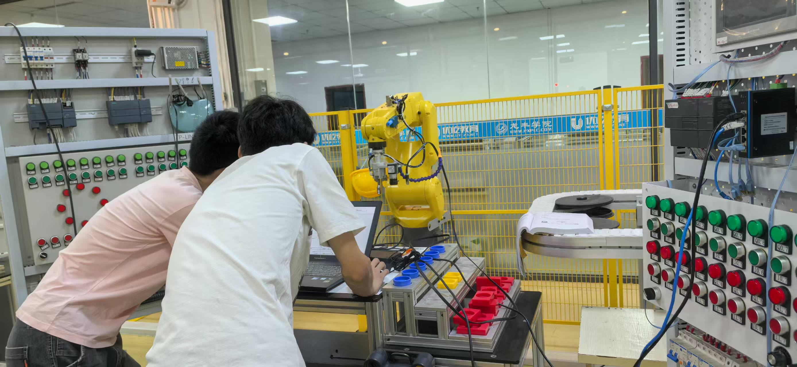 龍豐自動化培訓學員實訓