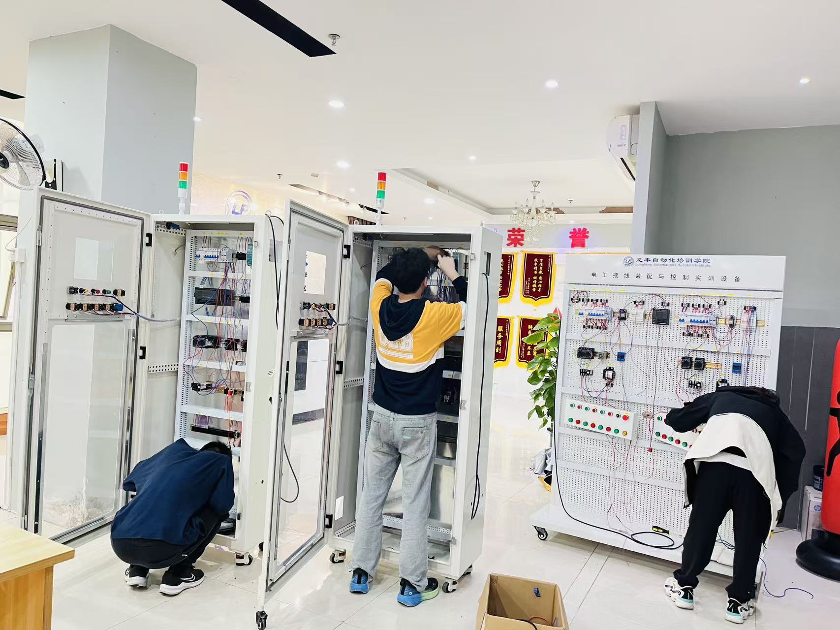 龍豐自動化培訓(xùn)學(xué)員電工PLC基礎(chǔ)接線實(shí)操中