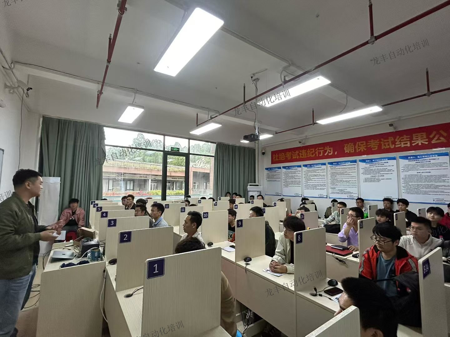 龍豐自動化培訓(xùn)學(xué)校對接企業(yè)到龍豐現(xiàn)場面試