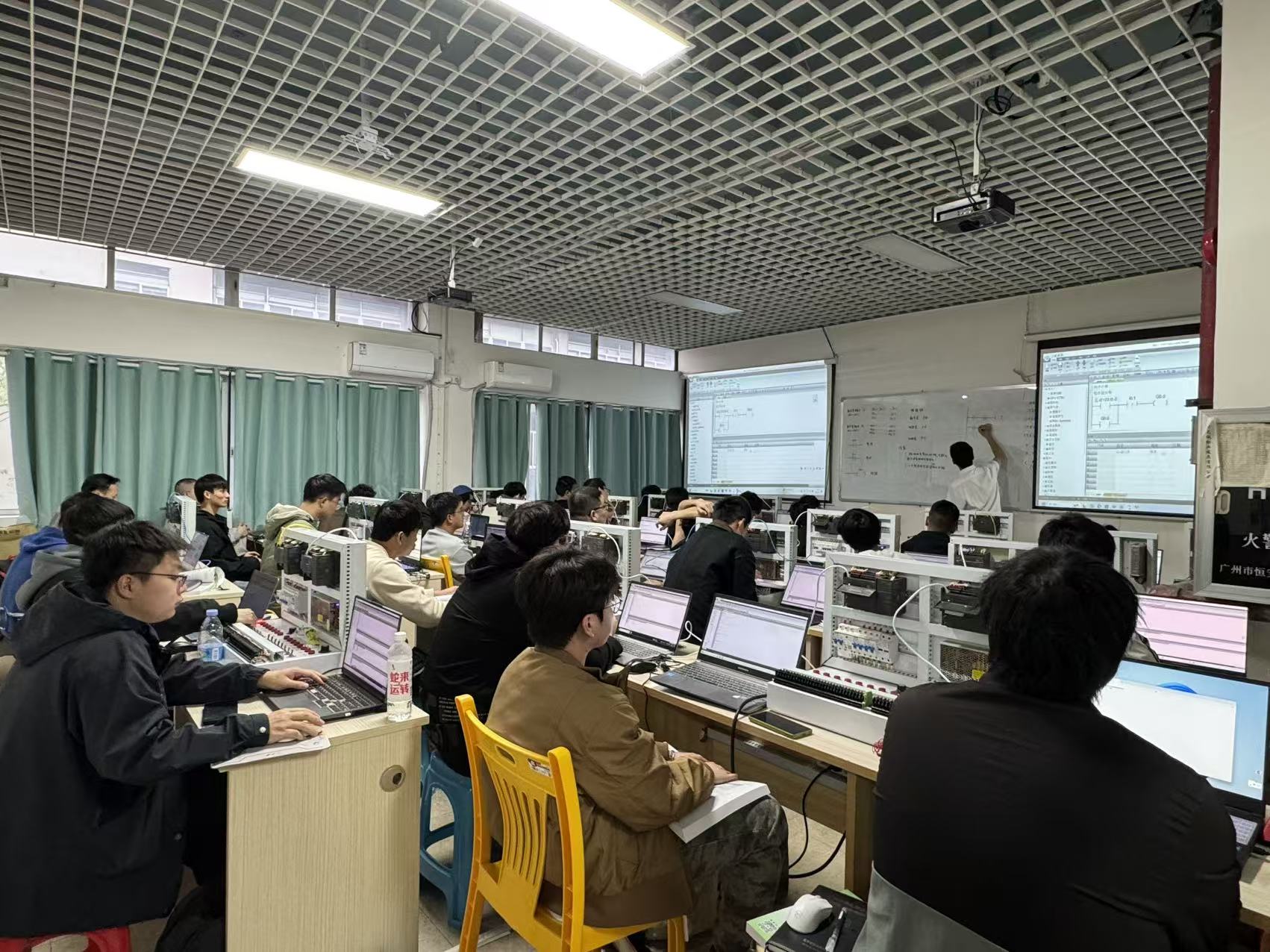 龍豐自動化培訓(xùn)學(xué)員上課中