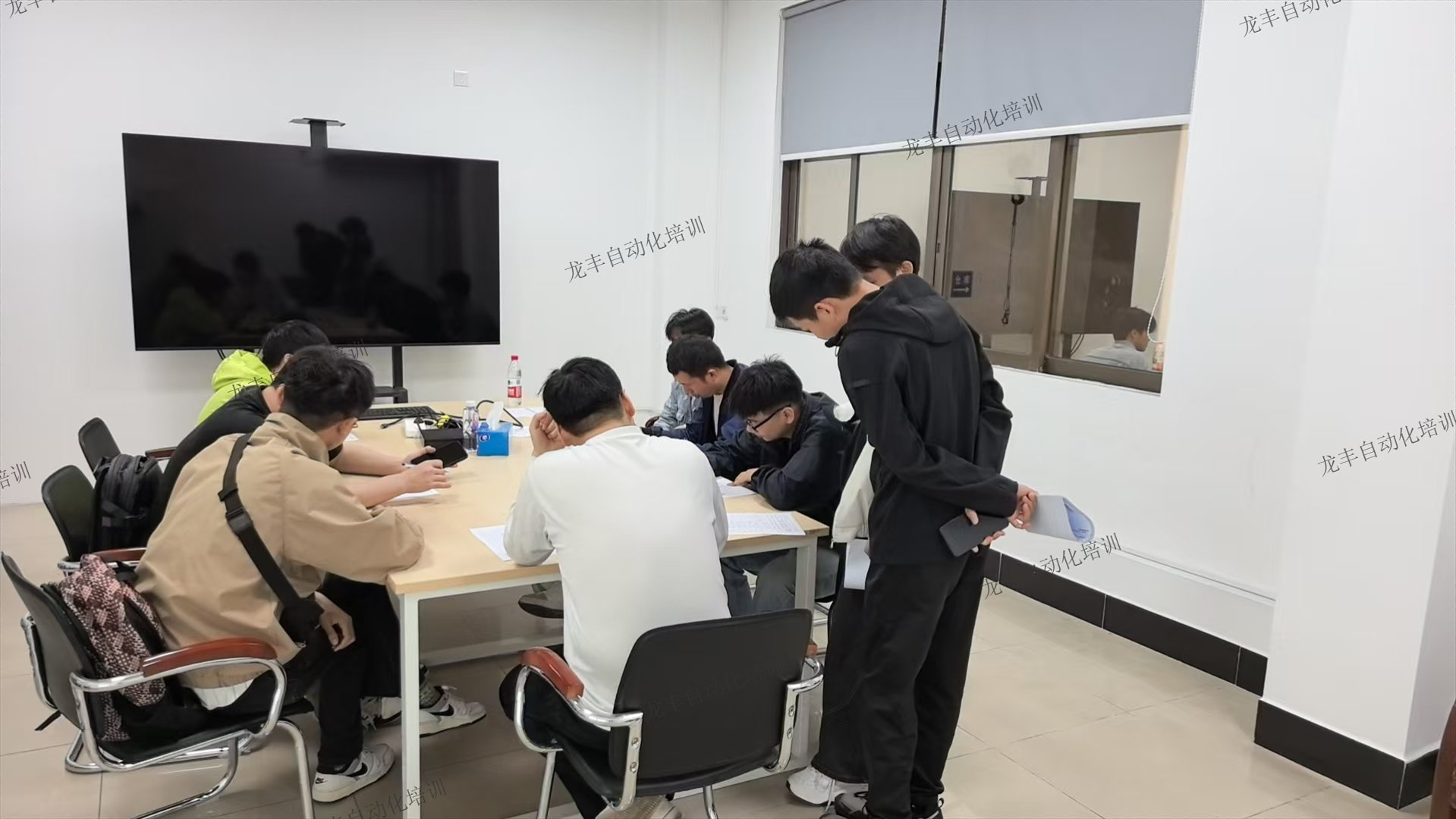 龙丰自动化培训毕业学员在企业面试环节-笔试