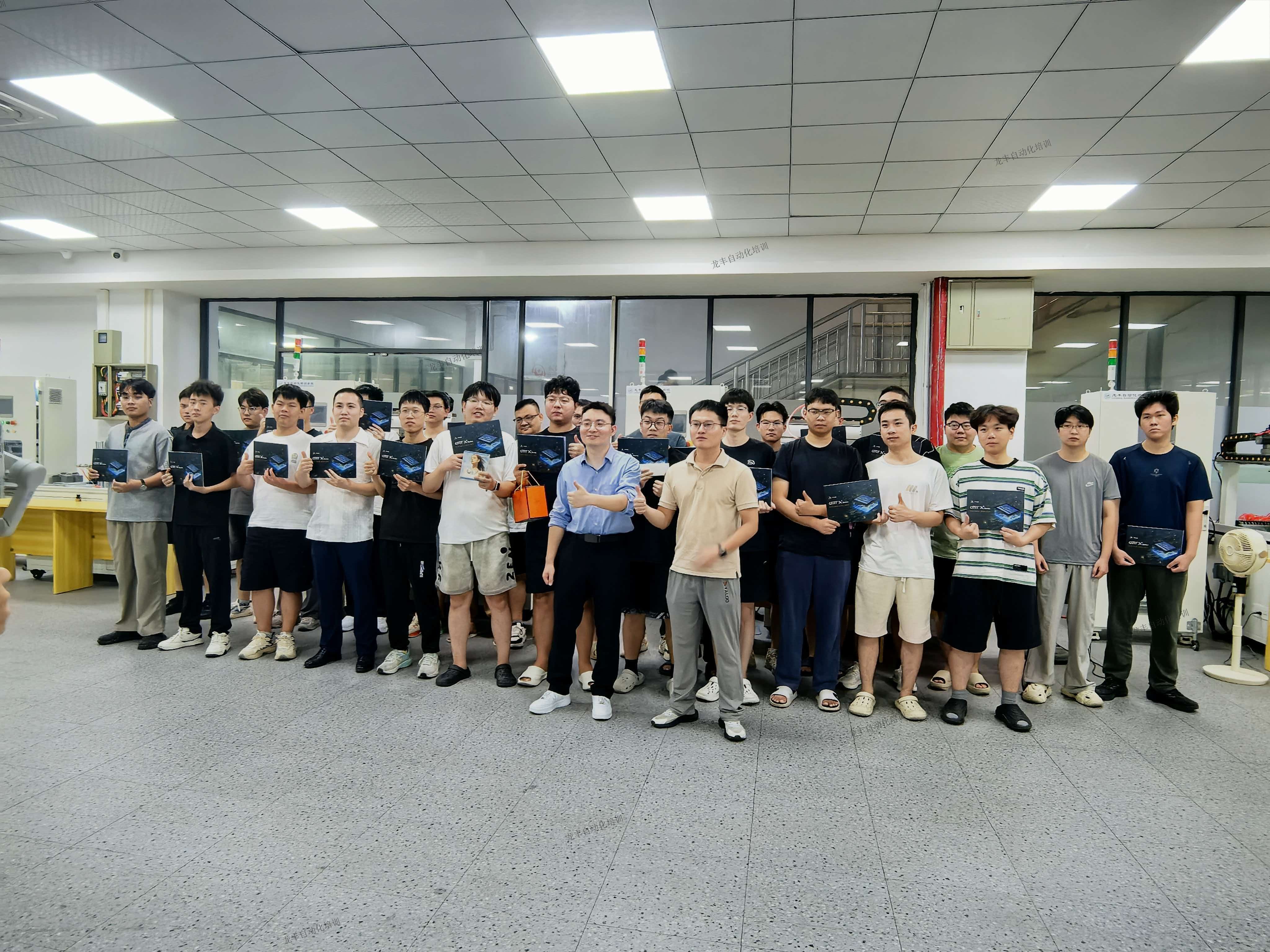 龙丰自动化培训学员与威纶通工程师合影