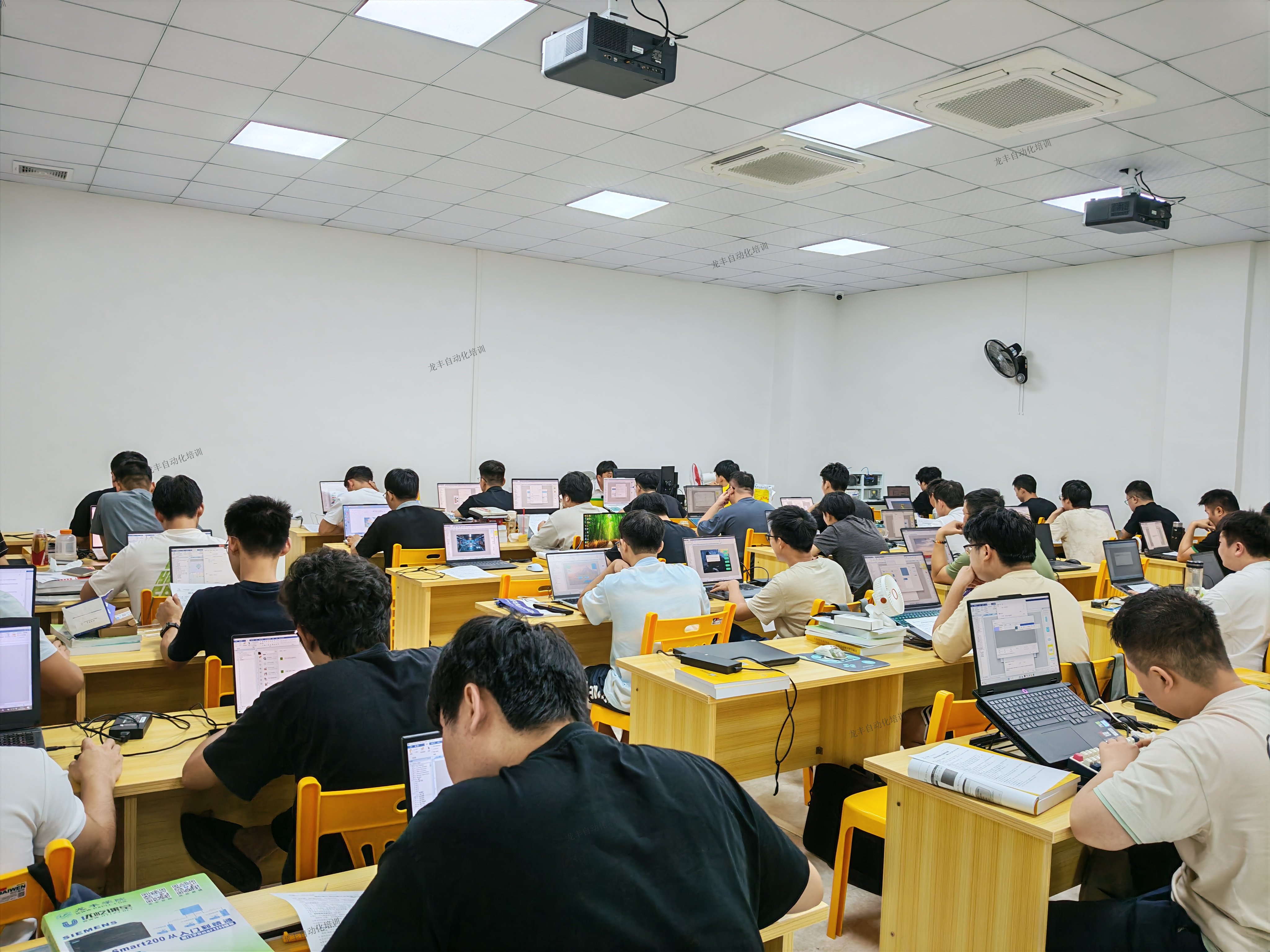 龙丰自动化培训学员正在参加威纶通考试
