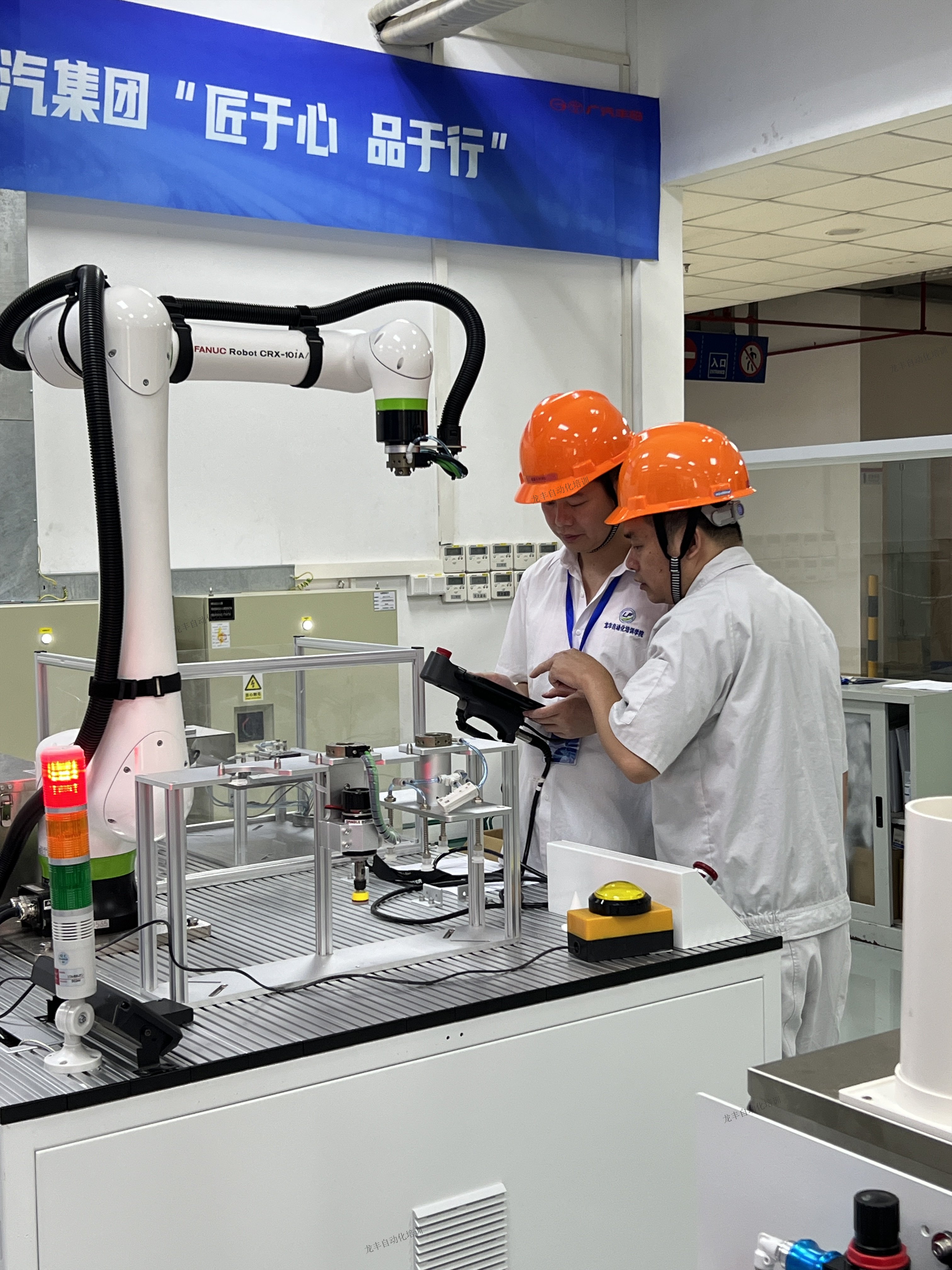 龙丰自动化培训专业工程师讲师为企业员工进行现场指导