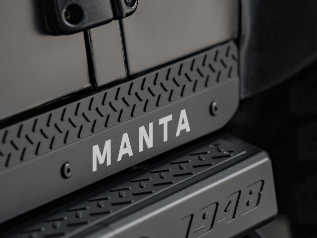 四川老卫士110车顶平台改装