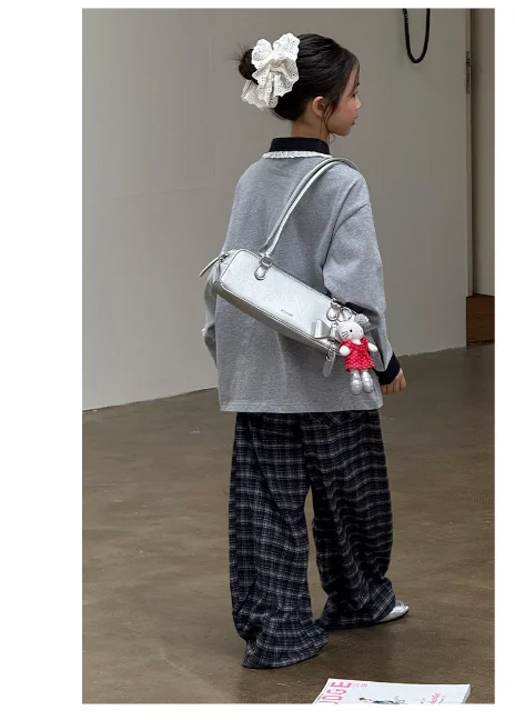 A sweet and cute grey polo shirt for girls in the new spring style
08f88f1e8005e7beb7cf246476094a1a