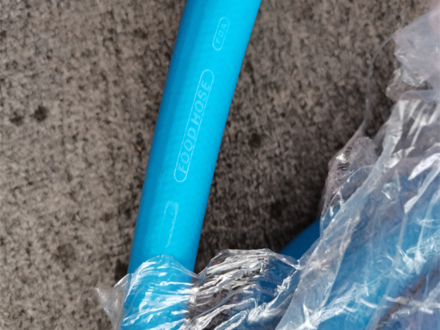 制冰用水輸送橡膠管表面光滑易清潔,橡膠管