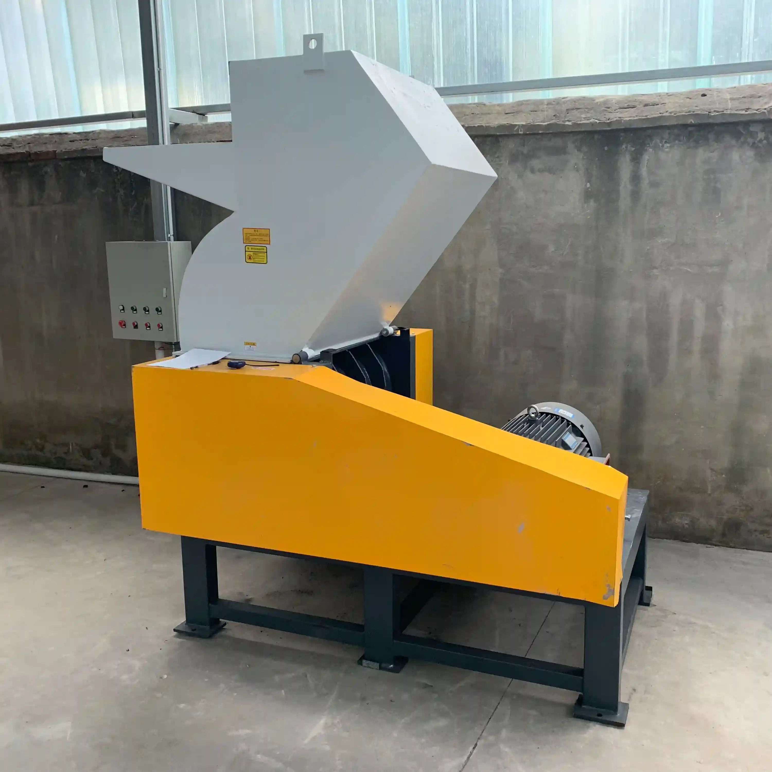 PVC waste pipe profile recycling crushing machine PVC waste pipe profile recycling crushing machine