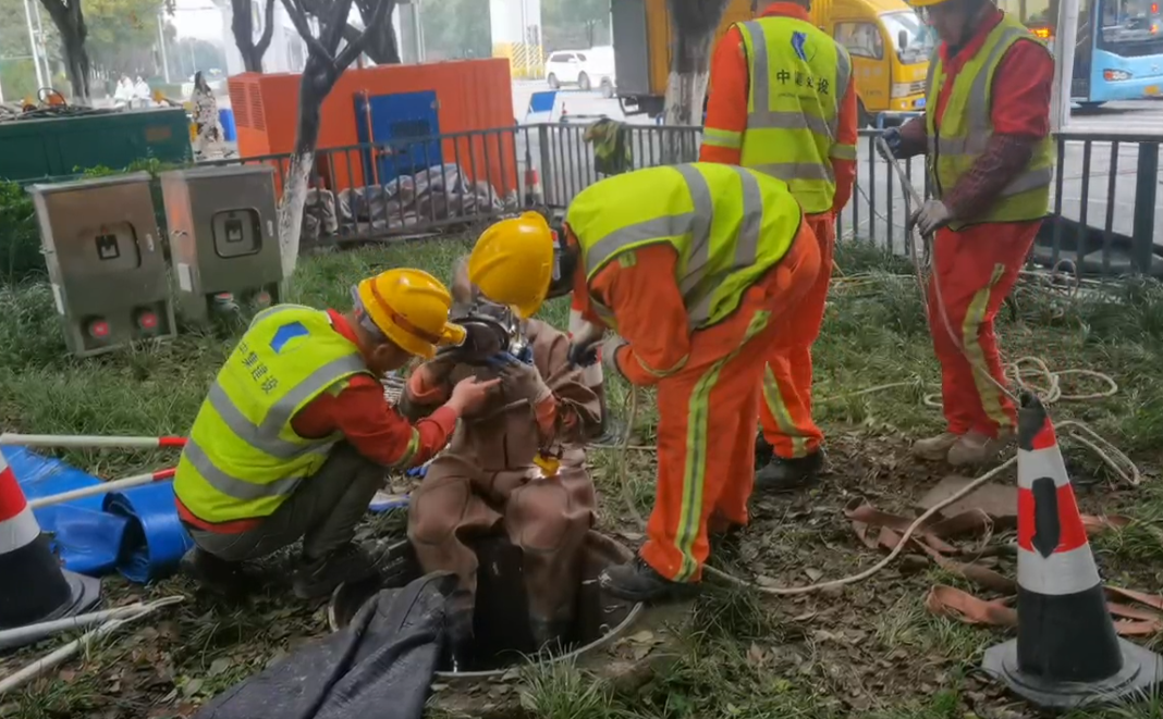 以一身工裝，守一城晨光：地下守護者的使命與溫度