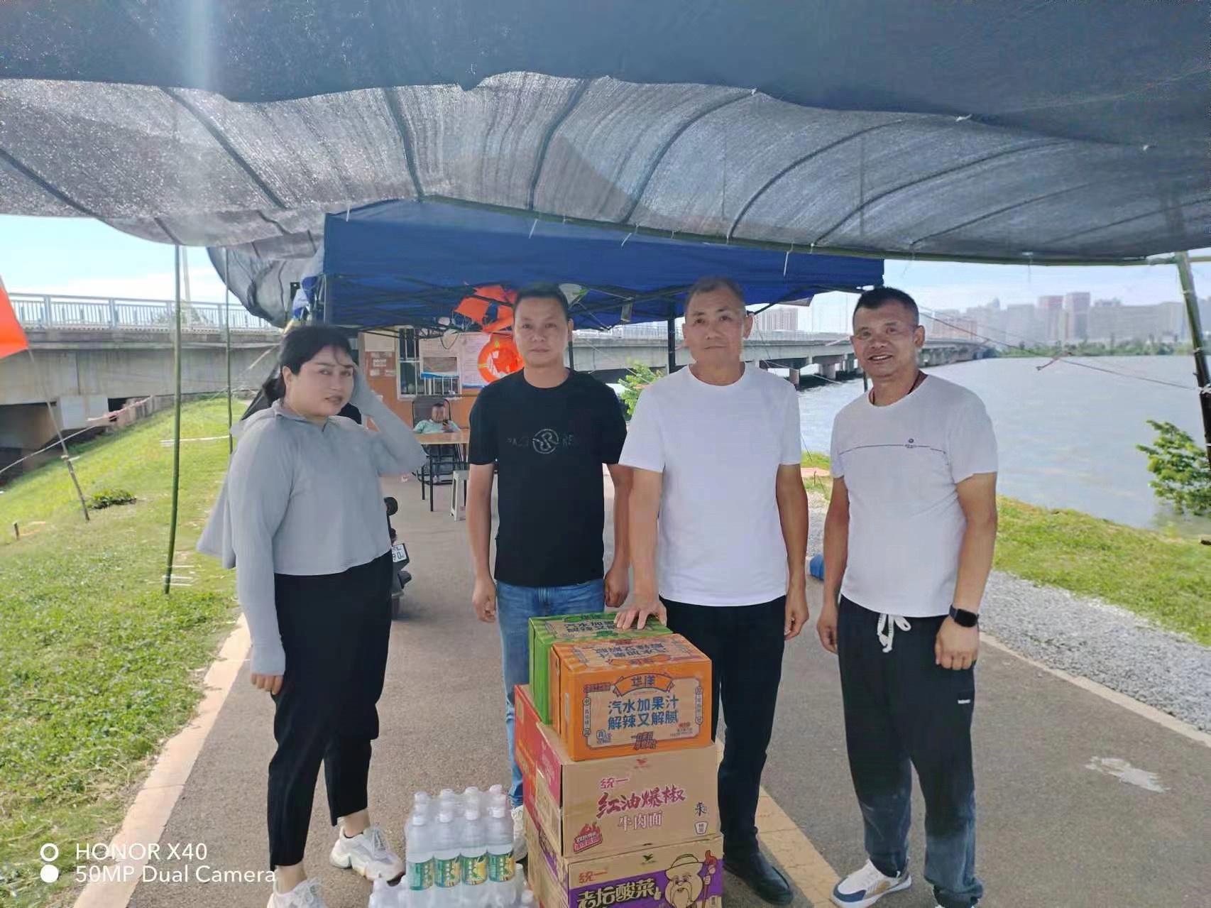 愛心匯聚，共筑防汛長(zhǎng)城——武漢市多利偉建筑防水工程有限公司慰問防汛工作人員