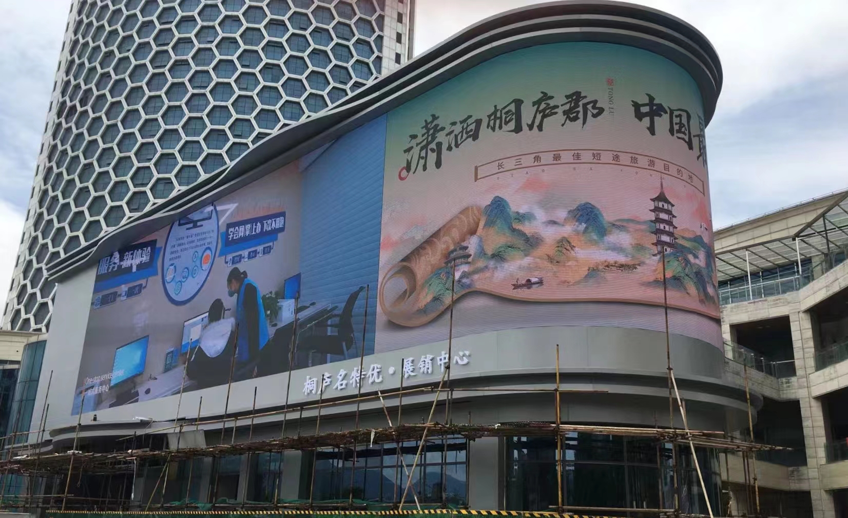 熱烈祝賀浙江國(guó)友工程成功驗(yàn)收桐廬廣場(chǎng)LED大屏項(xiàng)目