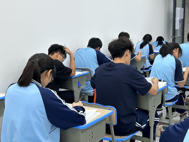 深圳藝術(shù)生高考復(fù)讀學(xué)費(fèi)要多少