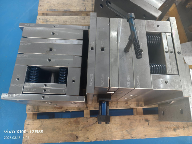 常州自帶吸管塑料杯價格咨詢 服務為先 邦坤精密模具供應;