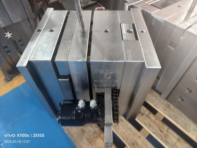 海淀區(qū)節(jié)日禮物塑料杯如何選擇 服務(wù)為先 邦坤精密模具供應(yīng)