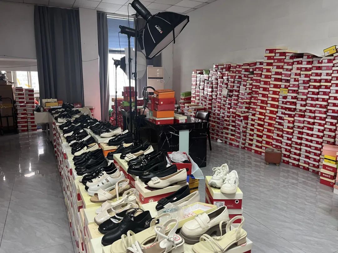 十年間，地圖上被他貼了密密麻麻的五角星，每一個(gè)五角星，都**一塊他打下的“江山”。