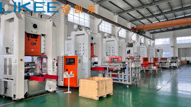 江西伺服電機(jī)控制鋁箔餐盒機(jī)器生產(chǎn)線 創(chuàng)新服務(wù) 上海金凱來機(jī)械模具供應(yīng);