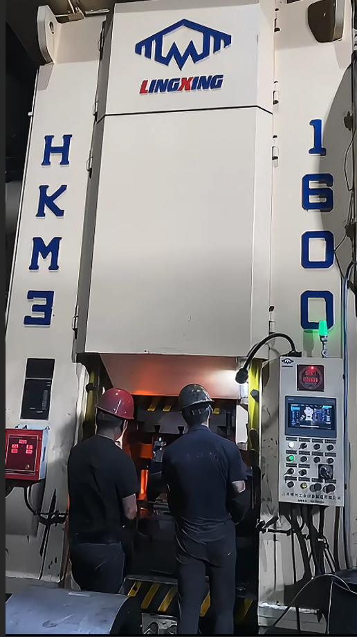 拍 1600T 熱模鍛，大中型鍛造主力設備