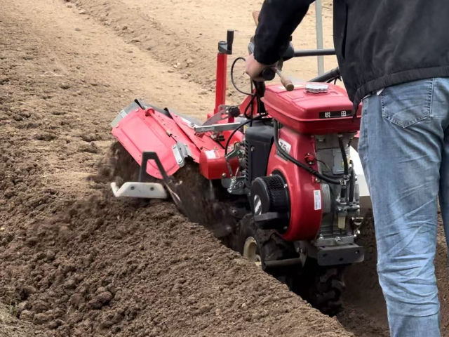 無錫操作簡單的草莓起壟機圖片 一鍵查看 無錫悅田農(nóng)業(yè)機械科技供應