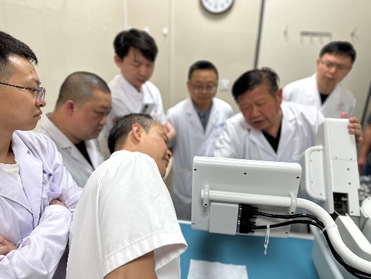 病房里的一群人

AI 生成的內容可能不正確。