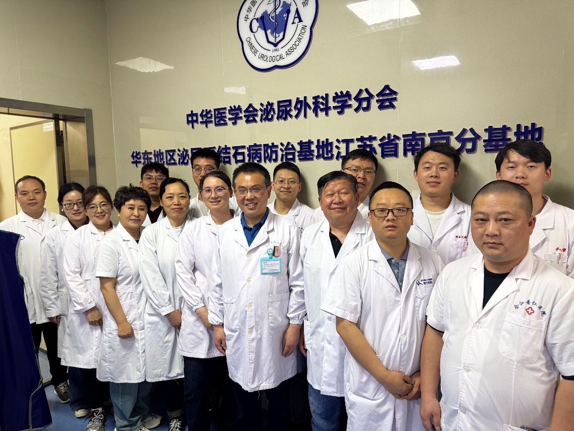 一群穿著白色衣服的男子

AI 生成的內容可能不正確。