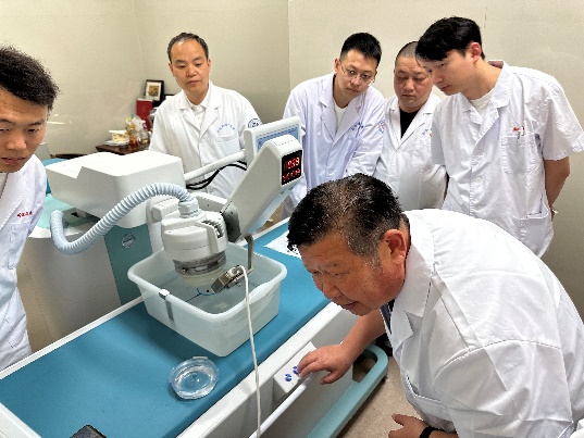 一群人在房間里切蛋糕

AI 生成的內容可能不正確。