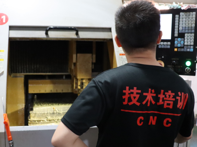 如何提升學員對 CNC 機床操作的熟練度？