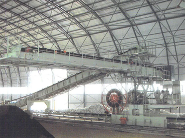 Side cantilever reclaimer
