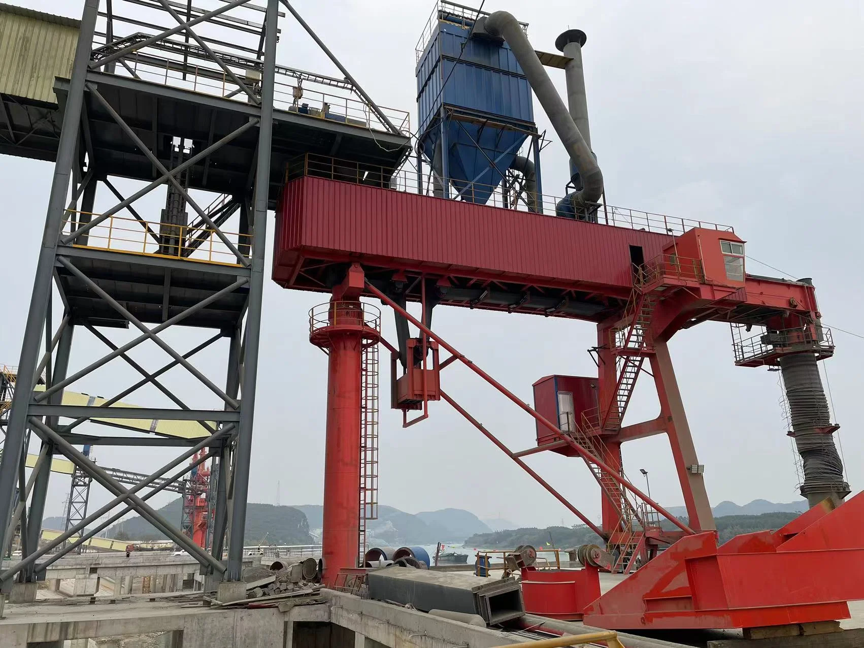 Circular arc track type ship loader