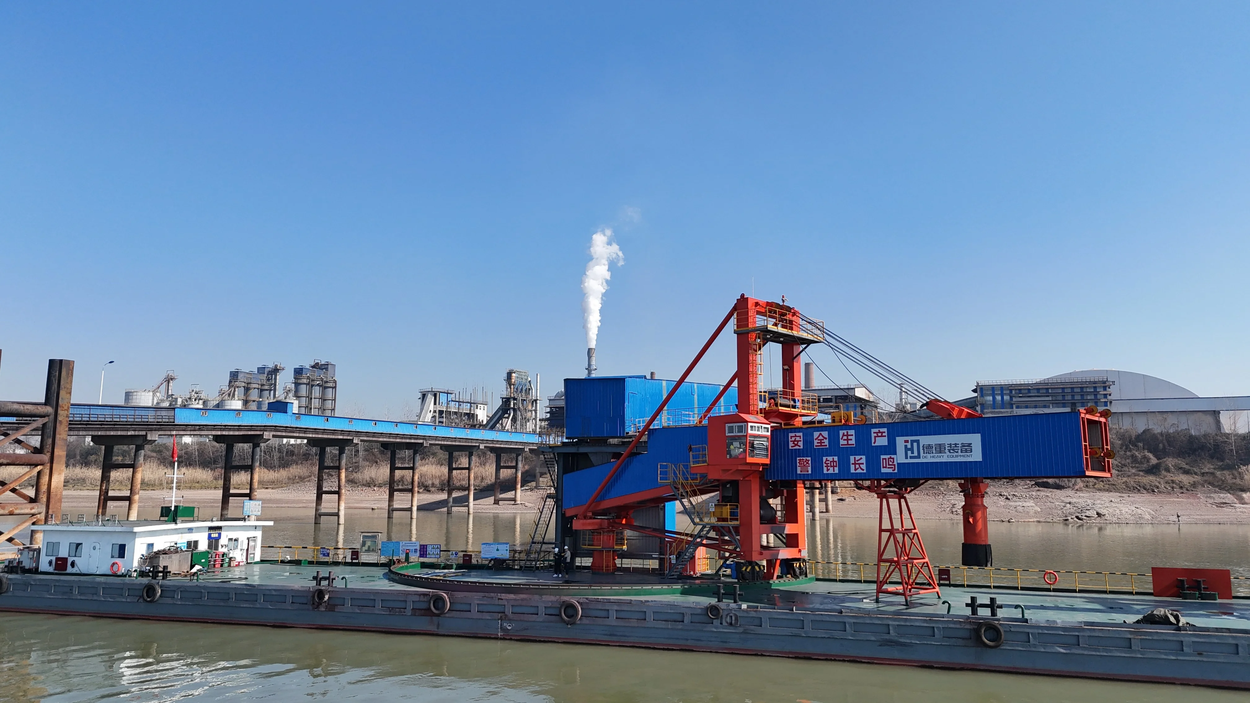 Floating arc crawler ship loader

