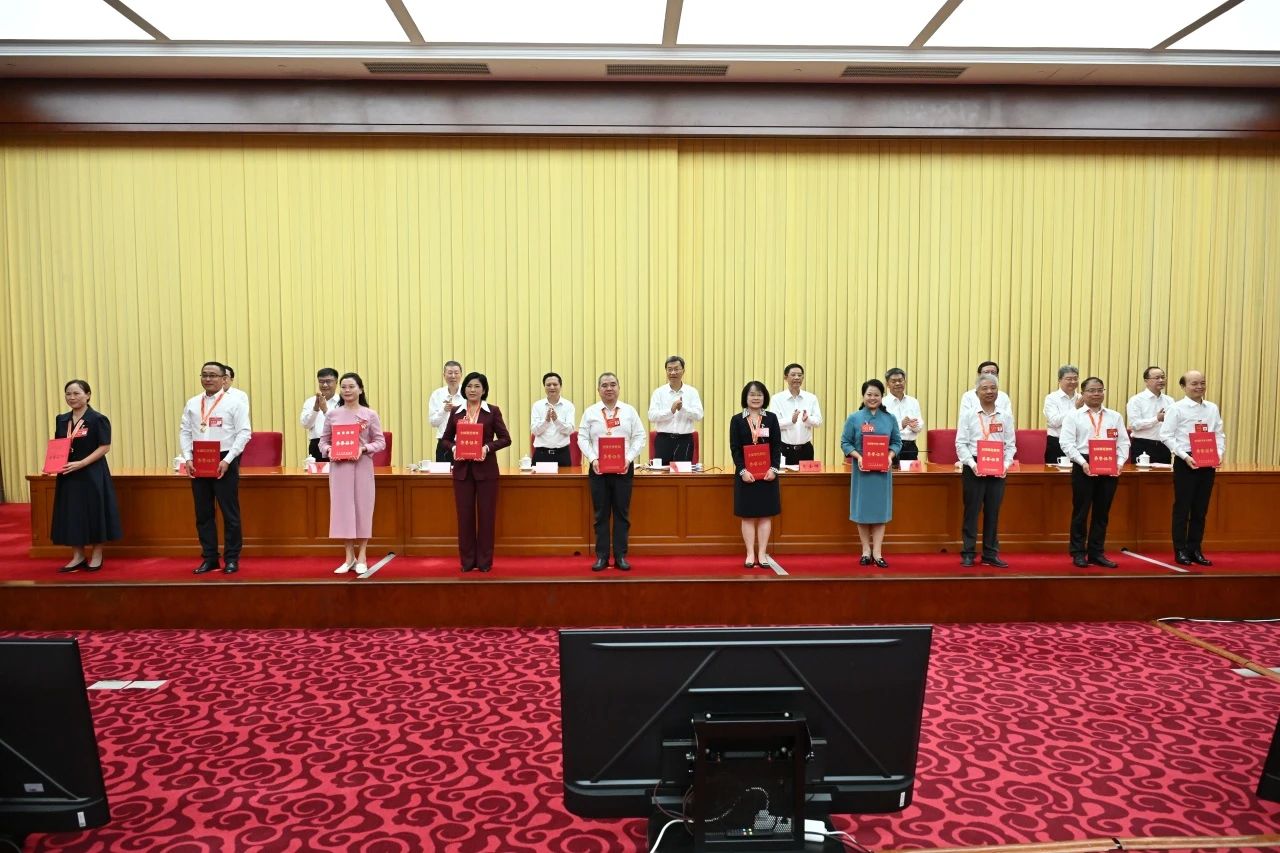 祝賀丨超通智能首席科學(xué)家梅雪松教授榮獲“全國(guó)模范教師”稱(chēng)號(hào)