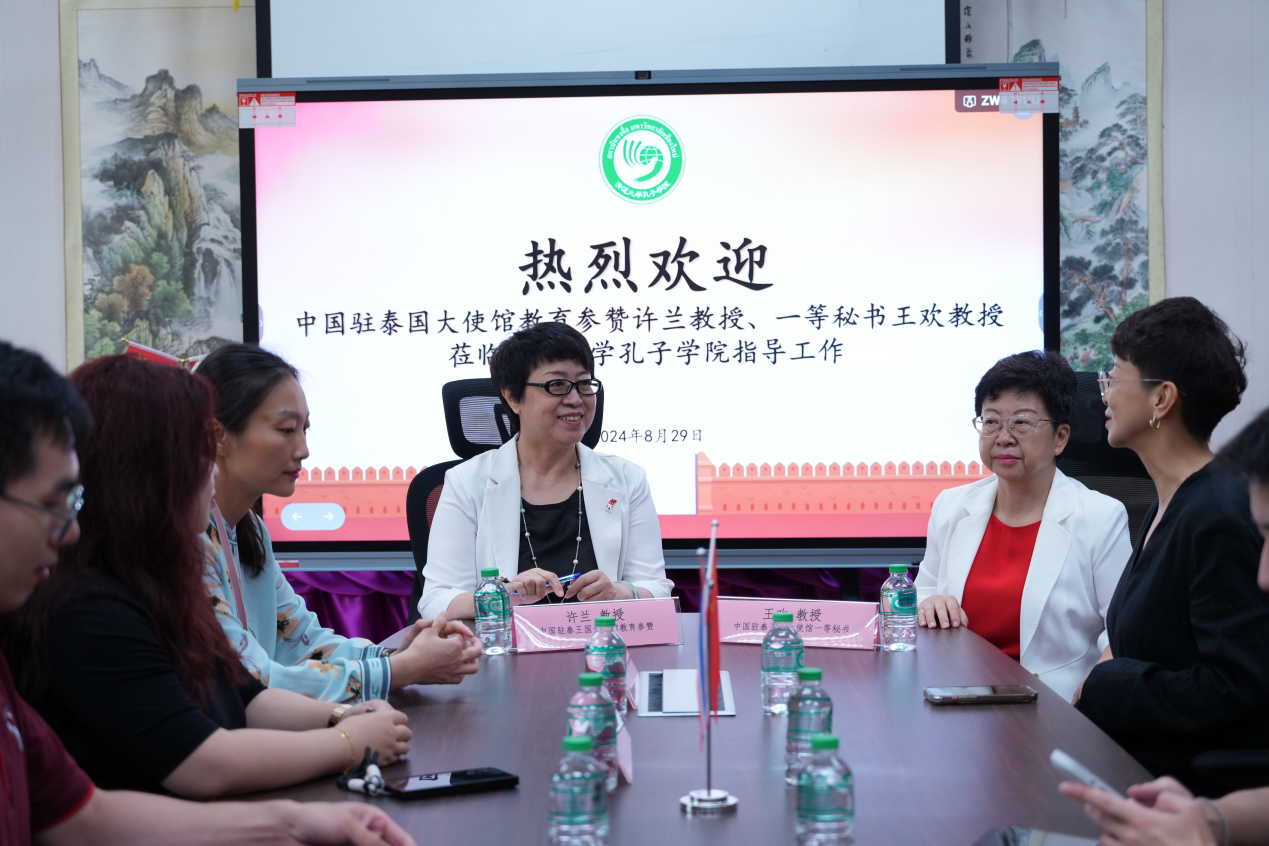 许兰参赞和王欢教授参观了孔院的办公场地和教学设备