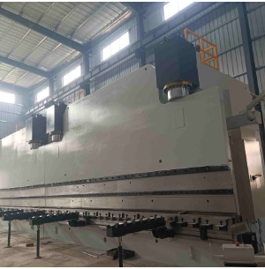 大型折彎?rùn)C(jī)：工業(yè)制造中的“力量與精度”擔(dān)當(dāng)