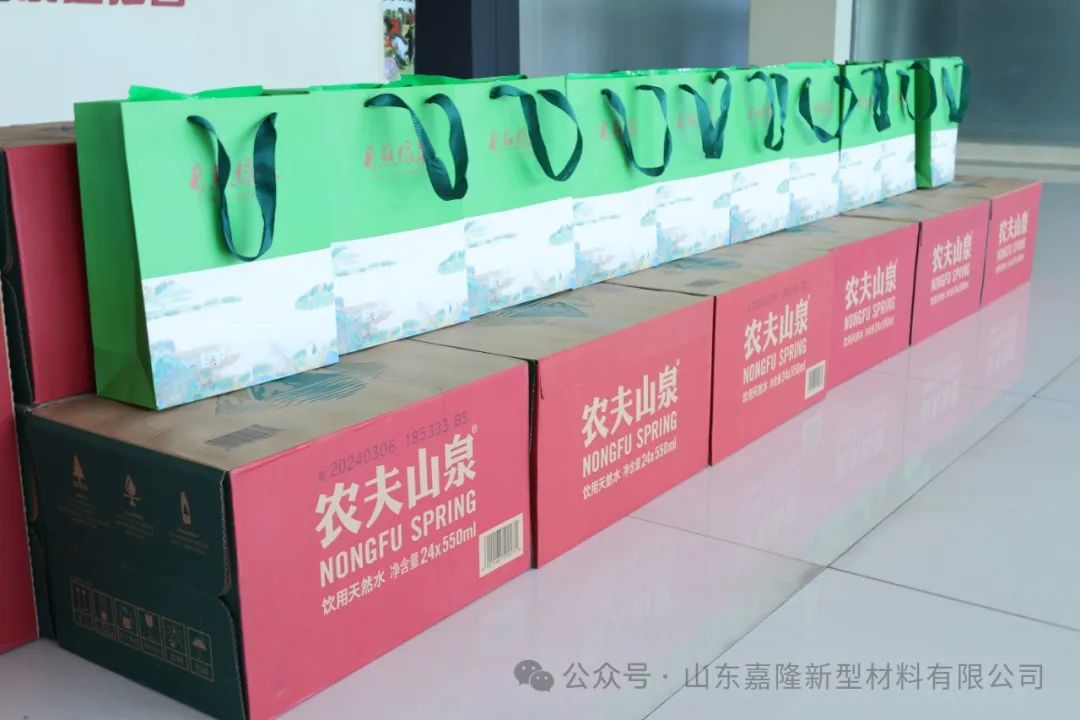 酷暑送清涼 關(guān)愛(ài)入心田