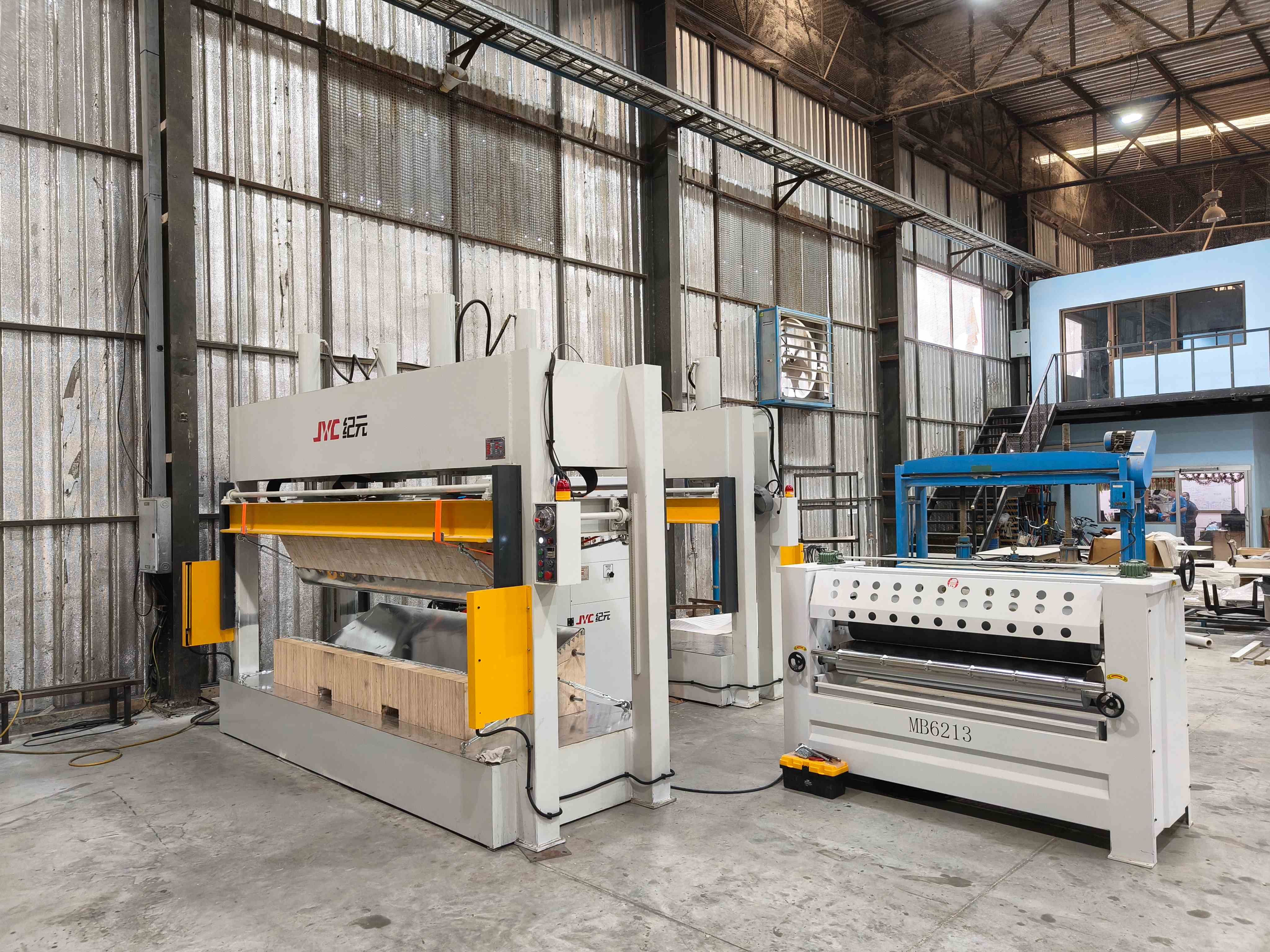 泰國客戶-應(yīng)用現(xiàn)場-高頻弧形板壓機(jī)