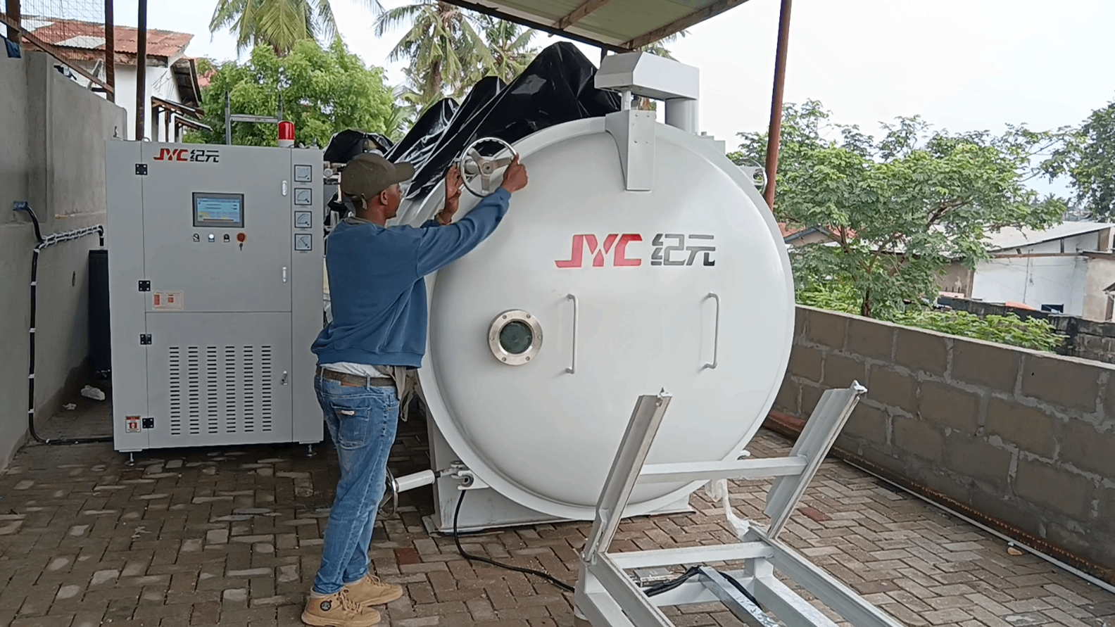 坦桑尼亞-應(yīng)用現(xiàn)場-高頻木材真空干燥機(jī)